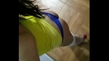 Sexy travesti de closet modelando tanga rica