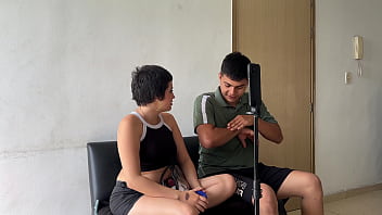 Veo a mi culona latina hermanastra transmitiendo en vivo y decido fastidiarla hasta meterle mi enorme y rico pene en su estrecho culo hasta darle toda mi rica leche.