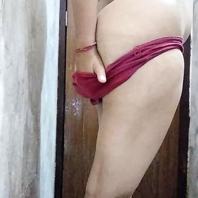 Hot pahari girl navel showing to her boyfriend ant bathing