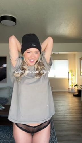 TikTok Girl Unintentional Pussy Slip Live