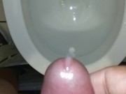 Je Jouis sur les toilettes publiques avec du monde juste à côté