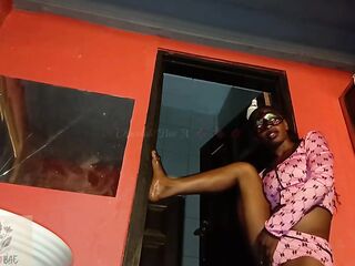 Playing fiddle wit my pulsating snatch during work hrs..nearly got caught!!