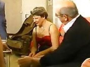 Mamie se fait copieusement secouer par les copains de papi