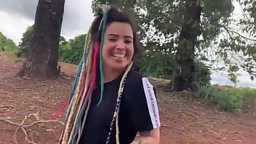 Fudendo a linda deusa rasta na natureza.