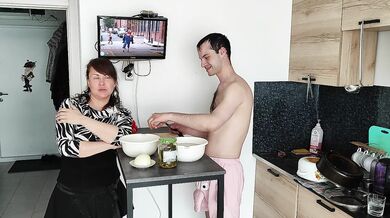 MILF на кухне с толстыми сиськами и оргия