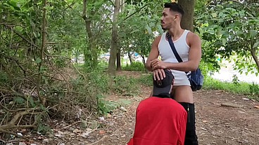 VÁRIOS HOMENS COMENDO O MENINO NO MATO