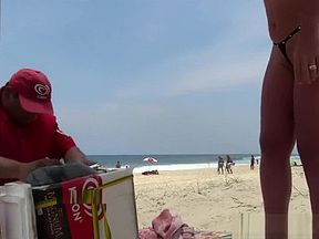 CASADA PROVOCANDO TRABALHADOR NA PRAIA - BRAZILXPORN.COM