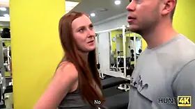 Hunt4k. coniglietto ingenuo in palestra fa sesso con un maschio ricco
