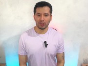 Hombre maduro recibe masaje del mejor amigo de su hijo y termina pagandole con verga