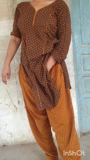 Akeli Pakistani House Wife Garmi Ke Mousam Main Enjoy Kar Rhi Hai