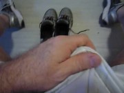 Grosse gicle de sperme sur mes nike tn après jogging !