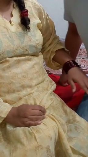 mummy na stepson ko badam Wala dhood Pila kar Raat Bhar chudai karwai   Clip 1