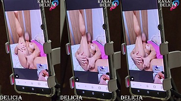 Casada gostosa fazendo uma vídeo chamada com seu amante enquanto seu marido esta no trabalho