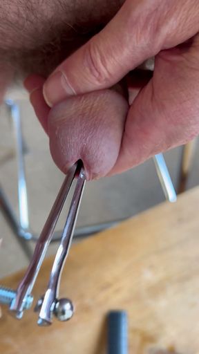 Peephole stretching   Clip 1