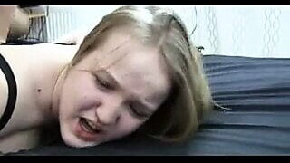 Amatör kurvig tjej tar det djupt i röven