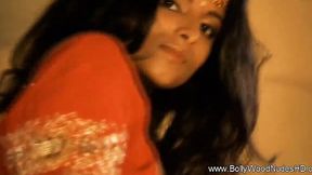 Voluptuous Indian Babe Shows Off Her Natural Beauty