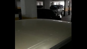 Escondido no estacionamento e gosando no carro da gostosa