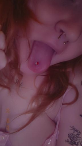 Wanna play with a hot bww this evening? Hehe buyers add my snap