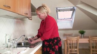 2 repairmen nailed dick-hungry mature old lady
