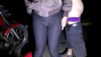 Prostituta barata ganhando seu misero dinheiro chupando pau e dando o anus sem camisinha