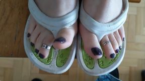 Cumshots on Her Dirty Feet And Flip Flops (MP4)