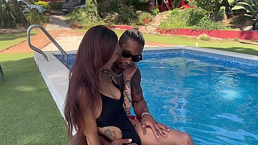 Me ligo con una chica swinger en una villa y me la follo en el lavabo