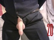 corbata roja, traje azul marino con chaleco mostrando miembro