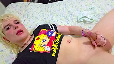 FEMBOY MOSTRANDO SEU CORPO SEXY ENQUANTO SE MASTURBA E GOZA GOSTOSO - DORIAN DRAKE