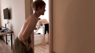 Oral seks, boşalma, korunmasız seks, duş, yakalanma – büyük penisli amatör genç eşcinsellerin anüsten seks yapması