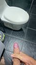 Llego caliente del gimnasio y me vengo en el baño de mi casa