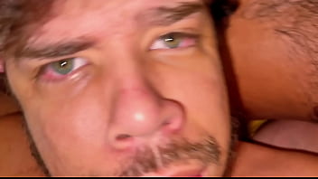 TWINK GRITANDO DE TES&Atilde_O SENDO FODIDO POR DOIS MACHOS.