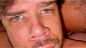 TWINK GRITANDO DE TES&Atilde_O SENDO FODIDO POR DOIS MACHOS.