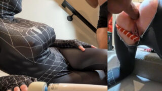 Stor kuk fyller superhjälte-cosplay MILFs enorma röv med het anal creampie