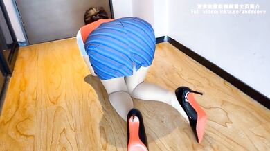 This stewardess is so coquettish that she works part-time after work to earn money.