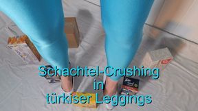 Box crushing in turquoise leggings - Schachtel-Crushing in türkiser Leggings