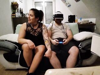 [AMATEUR FR] Je suce le mec de ma copine pendant qu&#039;il est sur VR. Il croit que c&#039;est elle !