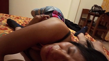 Le enseño a mi suegra a como debe satisfacer a un hombre