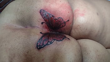 MARY BUTTERFLY refazendo a tatuagem do c&uacute_, marido ALEXANDRE  como sempre filmou tudo pra mostrar pra voc&ecirc_s verem e punhetarem....