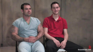 タトゥーを入れた白人のダック・ラムジーのBDSM映画、アナルファック