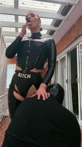 Mistress uses her ashtray 😈🚬