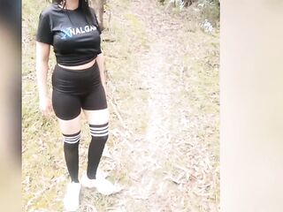 Me pierdo con mi vecino en el bosque y terminamos teniendo sexo salvaje.