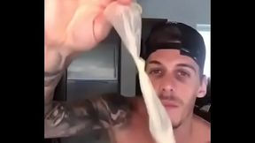 Hetero se masturba con un condon xl