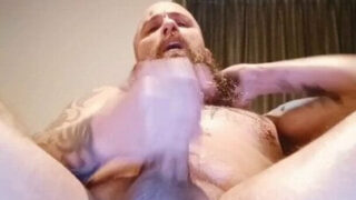 Maszturbáció, kézimunka, baszás, tátongó, kukkoló, apu – amatőr borotvált srácok basszák a saját seggüket