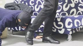 The big shoes and buttocks that worship the king
