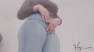 🔥 قحبة سخونة جاهلة عندها فورمة كتفتن