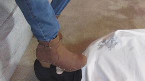 Brn Boot Face Stomp Familyroom w Socks