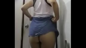 Rica culona sube su falda y ense&ntilde_a su tanga