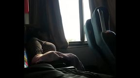 Tetona rebota tetas en bus