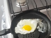 Cocinando un huevo frito
