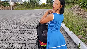 Mam&atilde_e deliciosa de vestido azul sem calsinha durante passeio na rua.